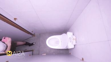 ModelMedia Asia-可怜的同事是我的放荡主播-Ling Xiang-MD-0248-最佳原创亚洲色情视频